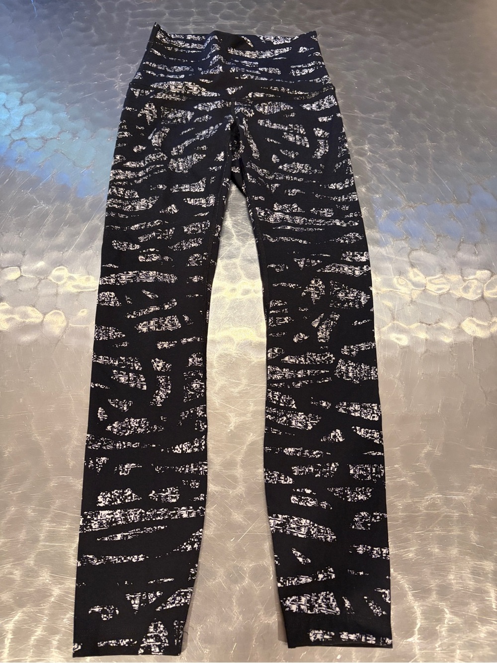 Women’s Lululemon Black and white  Patterned leggings
